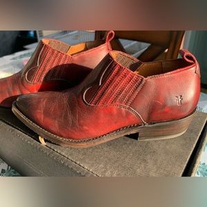 NEW IN BOX- FRYE BILLY SHOOTIE- BURNT RED- WOMEN SZ 7.5- RARE!